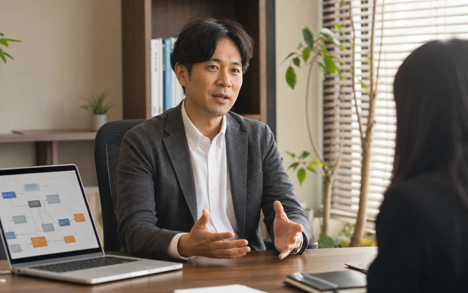 士業の業務改善についてインタビューを受ける様子